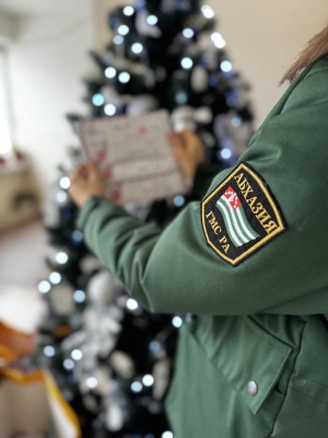 Аҧсны Аҳәынҭқарратә Амиграциатә маҵзура «Кьараз» зхылаҧшуа ахәыҷқәа быжьҩык аныҳәазтәи ргәазыҳәара нанагӡеит.